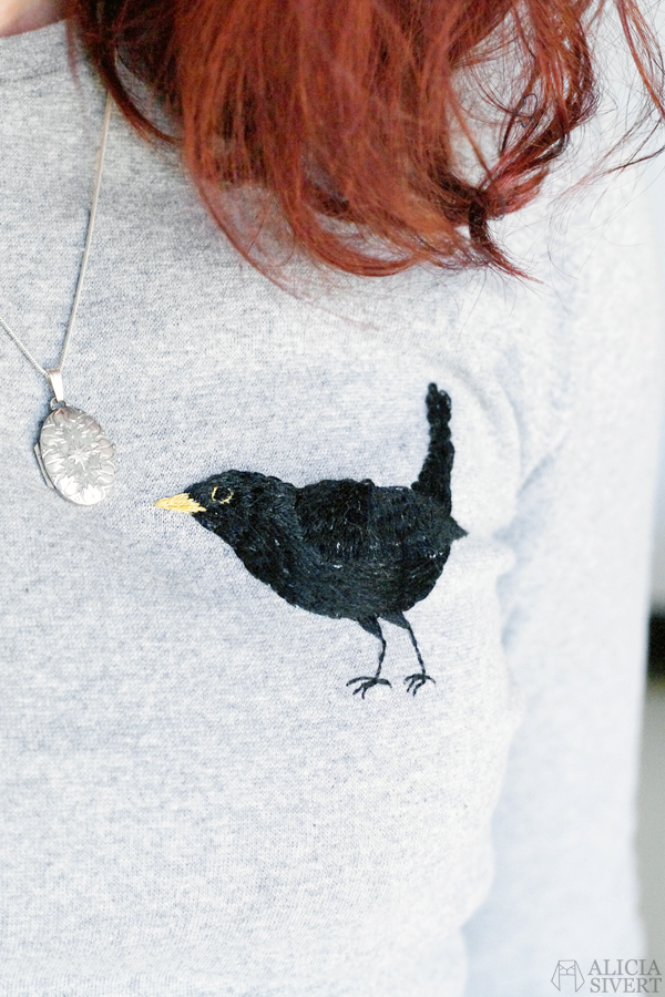 Blackbird sweater, free hand embroidery by Alicia Sivertsson. aliciasivert alicia sivertsson sivert broderi fritt frihandsbroderi konstsöm konstsömnad sömnad sy skapa skapande kreativitet creativity create make maker free hand embroidery needlework hoop art textile art fabric fiber art fågel bird koltrast nationalfågel blackbird black bird tröja sweater shirt grå grey gray