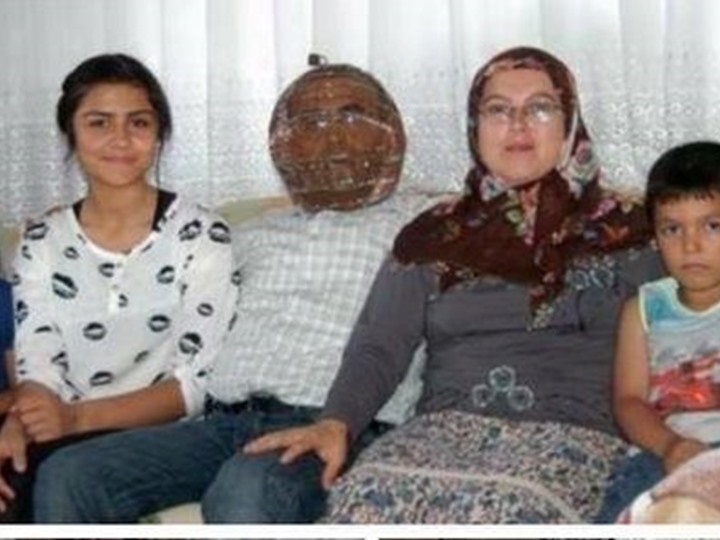 بالصور...سيدة تحبس رأس زوجها داخل قفص لمنعه من التدخين!