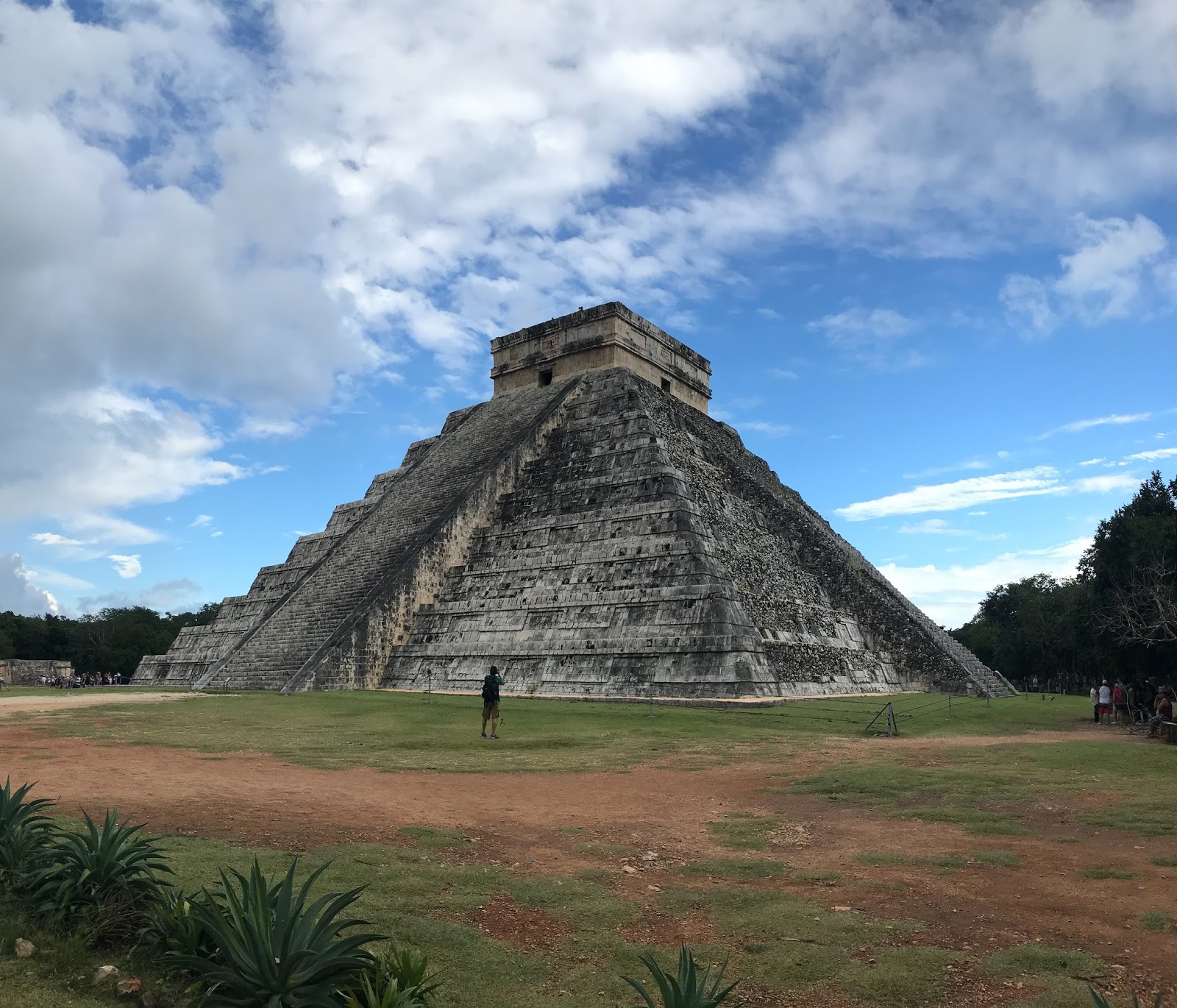 Древний город чичен ица. Мексика чудо света пирамида Кукулькана. Пирамида Чичен-ица змея. Чичен ица Кецалькоатль. Чичен-ица пирамида Кукулькана.