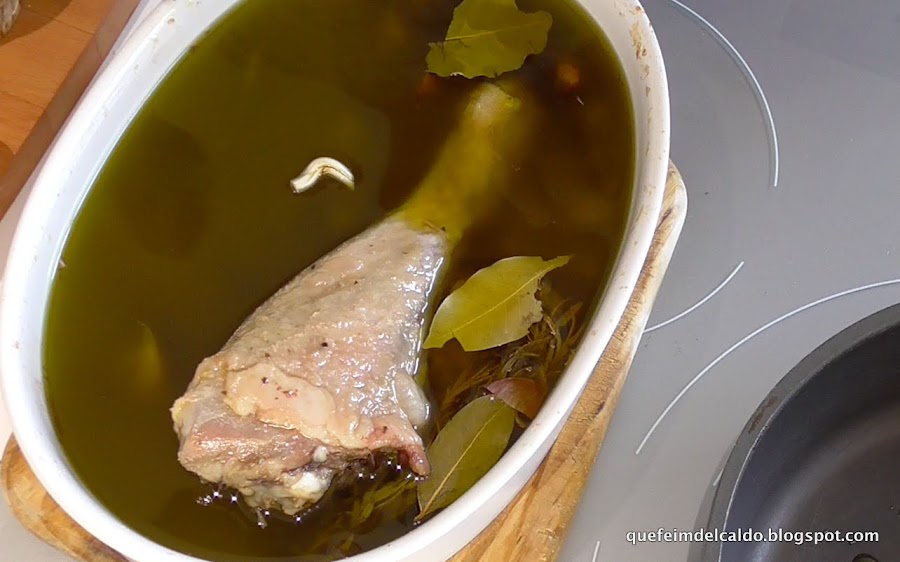 Jamoncitos de pavo confitados con cebollitas glaseadas