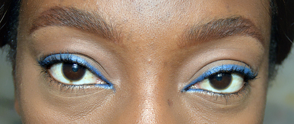 Makeup_blue_eyeliner-zaron-cosmetics-blue-ray-pencil
