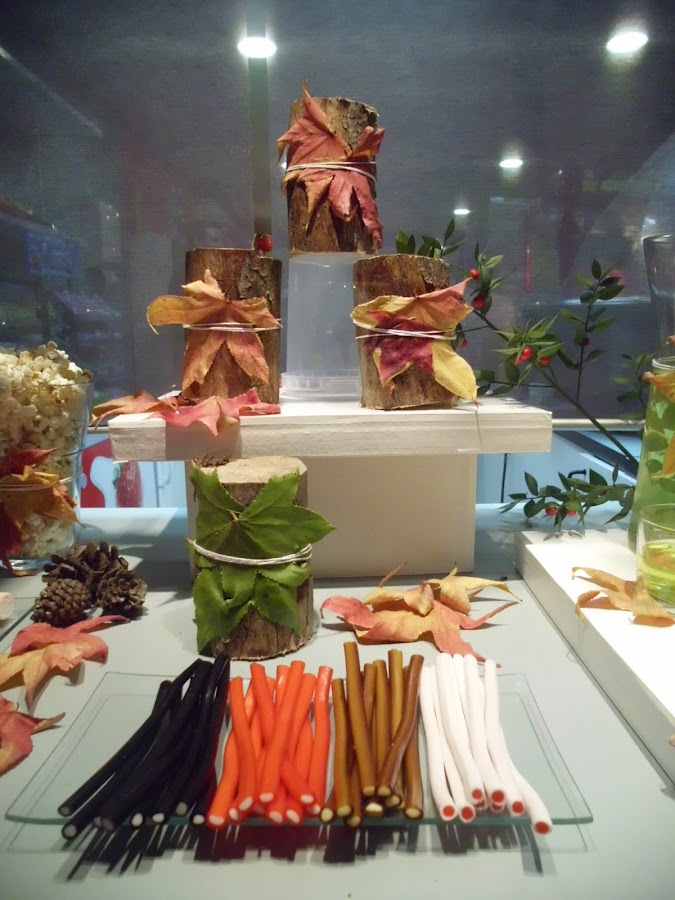 Detalle del tronco con hojas de colores y cordel