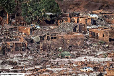 Rompimento da barragem da Samarco, em Mariana/MG, causou o maior desastre ambiental da história do Brasil. Dezenove pessoas morreram e centenas ficaram desabrigadas. Foto: Douglas Magno/AFP Photo Desastre em Mariana, rompimento da barragem da samarco, samarco, vale, rompimento de barragem, desastre ambiental em mariana, lama da vale, lama da samarco, impacto ambiental, barragem da samarco rompe em mariana, lama da vale no rio doce, rio doce, ações contra a samarco, ações contra a vale