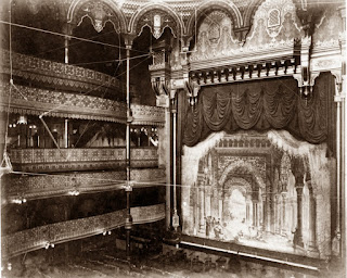 Escenario, telón y palcos del Alhambra Theatre de Londres. Escenario, telón y palcos del Alhambra Theatre de Londres.