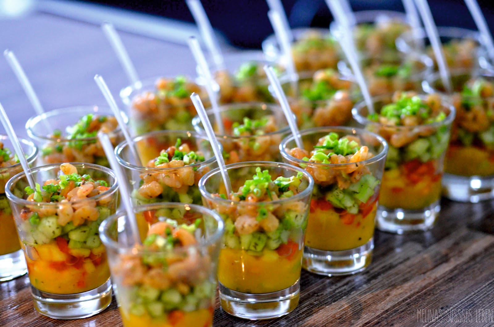 Gurken-Mango Cocktail mit Garnelen