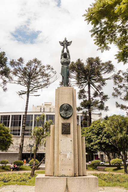 “O Aviador” - um monumento em homenagem a Santos Dumont