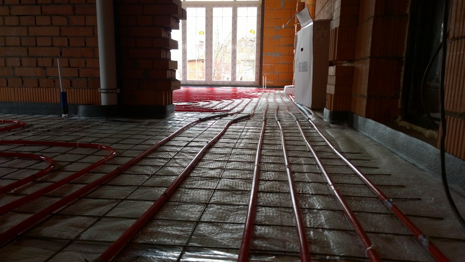 Тепловизор для обнаружения труб отопления. Тепловизор протечки воды. Тепловизионное обследование теплый пол. Тепловизор трубы в стяжке. Как найти утечку теплого пола.