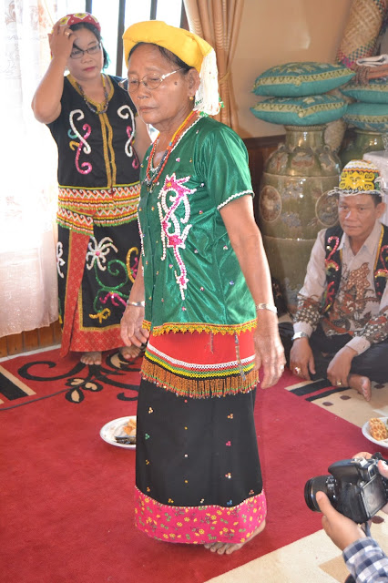 Mulai mengajak menari dan berputar di area tengah pesta Mulai mengajak menari dan berputar di area tengah pesta