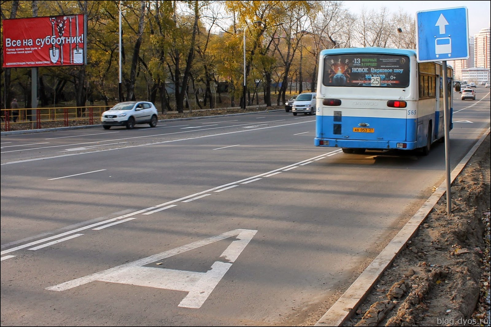 По выходным можно ездить по автобусной. Автобусная полоса. Выделенная полоса для общественного транспорта. Полоса для автобусов. Знак полоса для автобусов.