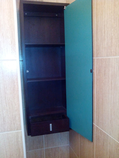 Mueble para cuarto de baño en chapas de roble barnizado a medida
