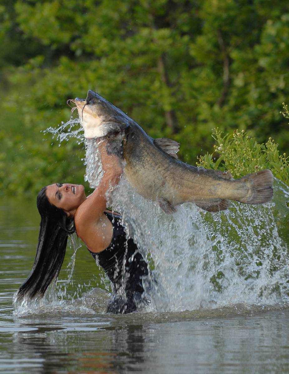 Ловит голыми руками. Девушка рыбачит. Девушка с рыбой. Приколы на рыбалке. Девушки на рыбалке.