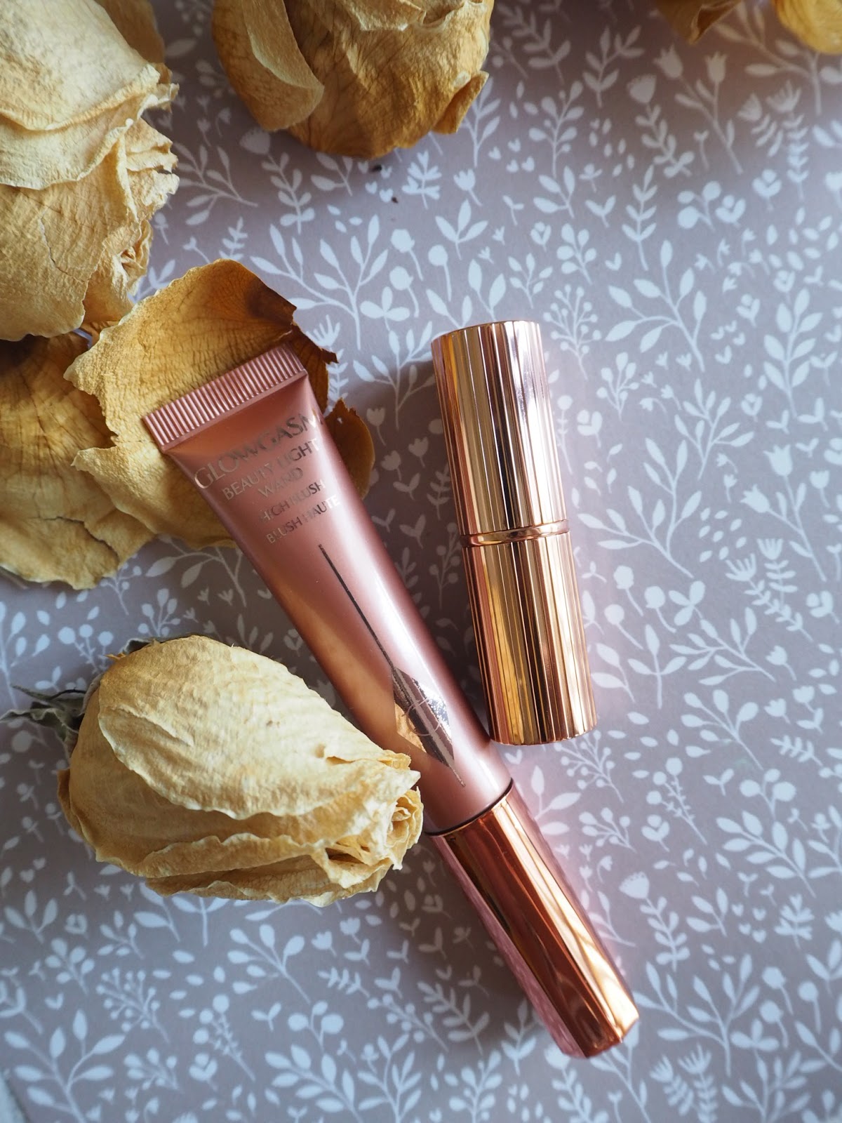 maituins-charlotte-tilbury-glowgasm-colorete-liquido-pillow-talk-matte-labios-lipstick-05.JPG