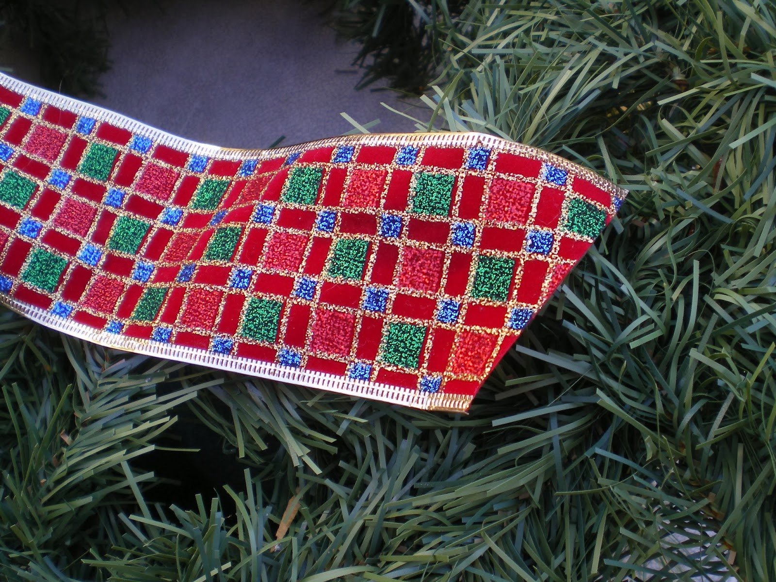 L7 QUILTS: How to attach a wreath to your car.