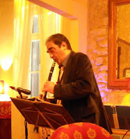 Ο Βαγγέλης Βαλατσός παίζει φυσαρμόνικα και φλογέρα