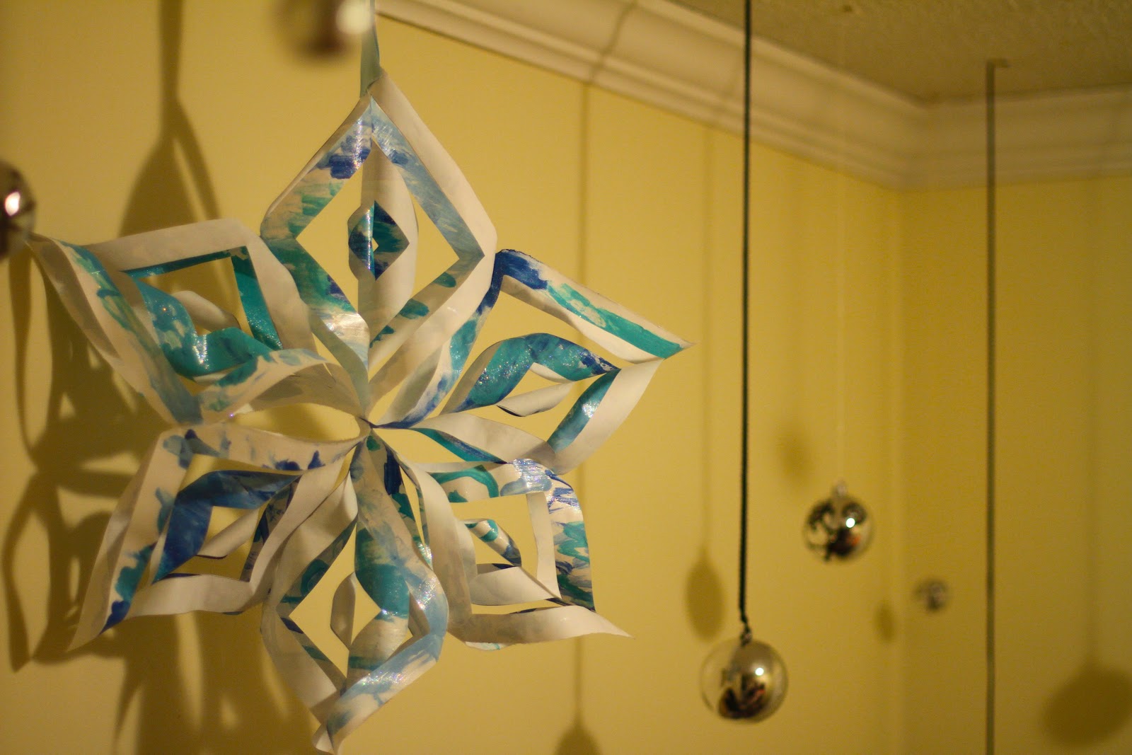 Life Sprinkled With Glitter: 3D Paper Snowflakes& Gift Wrap Ideas