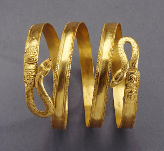 Brazalete de oro decorado con un motivo de serpiente. Primera mitad del siglo IV a.c.