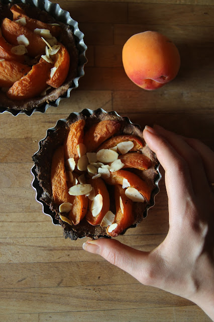 Tartelettes simplissimes aux abricots et à la vanille - Cuillère et saladier https://cuillereetsaladier.blogspot.com/2017/06/tartelettes-simplissimes-aux-abricots.html