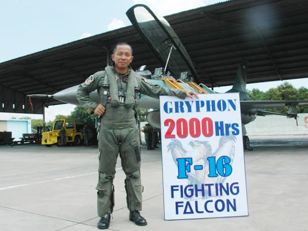 Warta Militer Indonesia, Letkol Pnb Setiawan, yang berhasil meraih 2000 jam terbang