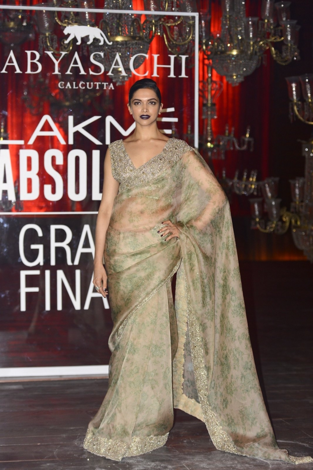 Deepika Padukone Looks Super Sexy In Saree At The Lakme Fashion Week 2016