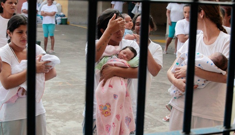 Senado flexibiliza regime de pena para mães e gestantes