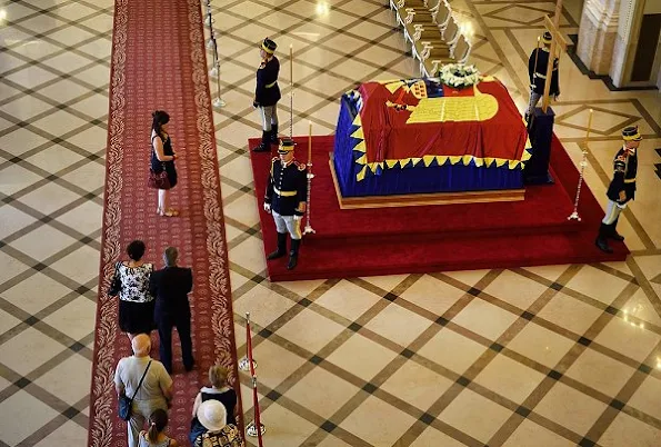 Hundreds of mourners have paid respect to the late Queen Anne of Romania, lying in state at the Royal Palace now the Art Museum of Romania, in Bucharest