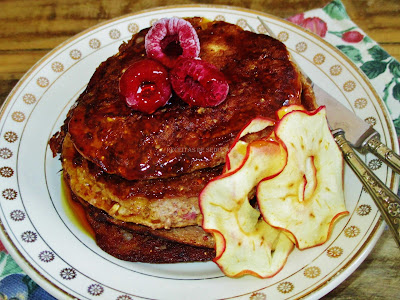 Panquecas Fit de Açaí, Banana e Morango com Framboesas e Snaks de Maçã(sem gluten/lactose)