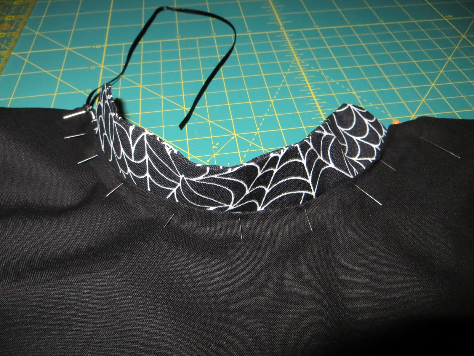 Pelenna Patchworks Collared witch's cloak tutorial how to make a child's cape to go with a