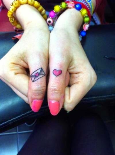 chica con los dedos tatuados 28