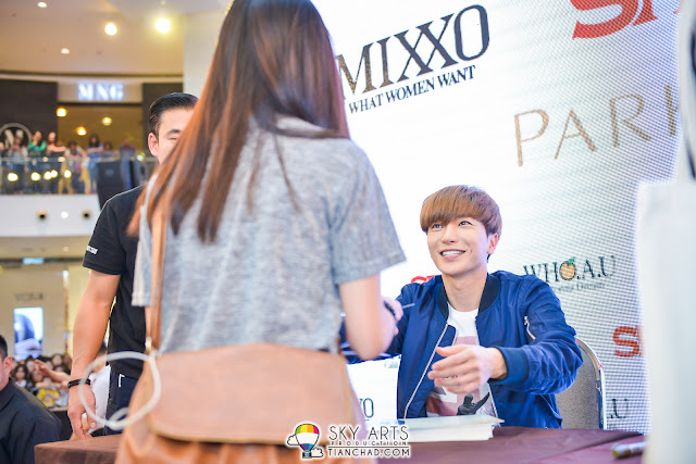LeeTeuk was very friendly and pass autographed cardboard to the lucky winner. He does has a bright smile
