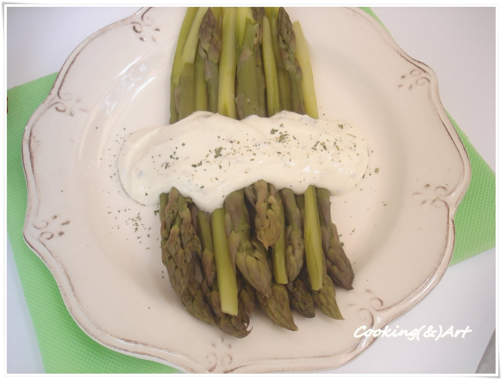 Σπαράγγια με κρεμώδη σάλτσα εστραγκόν / Asparagus with creamy tarragon