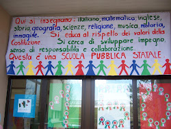 Cartelloni sui portoni delle scuole