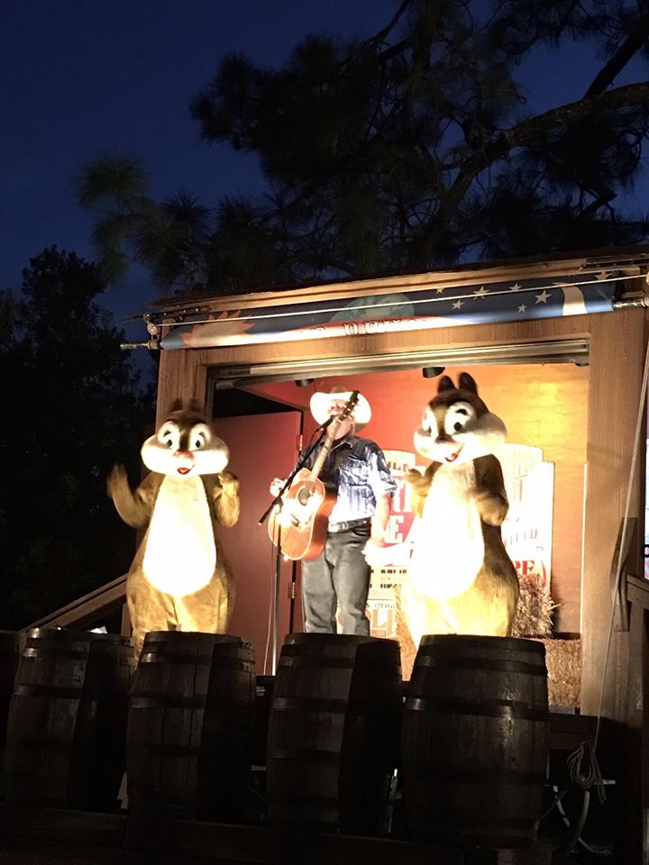 Fogueira do Tico e Teco - Chip 'n' Dale's Campfire / Passeio Gratuito na  Disney 