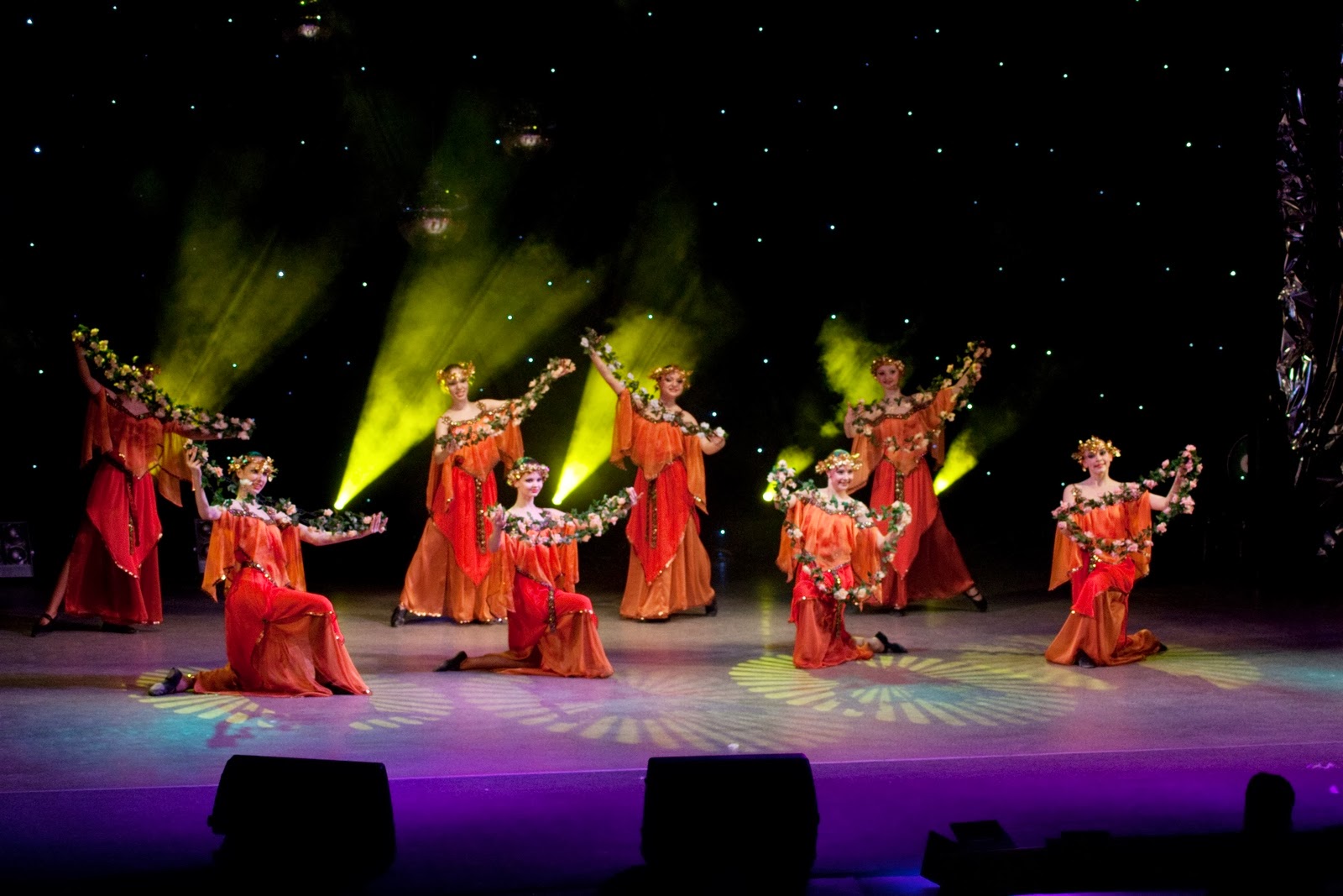 Т/и девушка. Надпись мир танца. Танцы картинки. Мир танца. Самый красивый танец в мире.