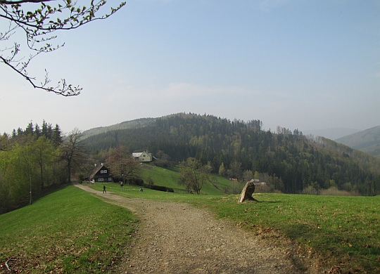Łączka (czes. Loučka, 835 m n.p.m.) z drogi na szczyt Filipki. Z prawej strony drogi widać kamienny obelisk.