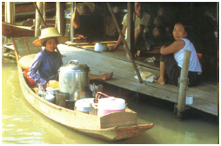 Masyarakat yang hidup di daerah sungai, memanfaatkannya sebagai sarana transportasi. (Sumber: Asean, The First 20 Years)