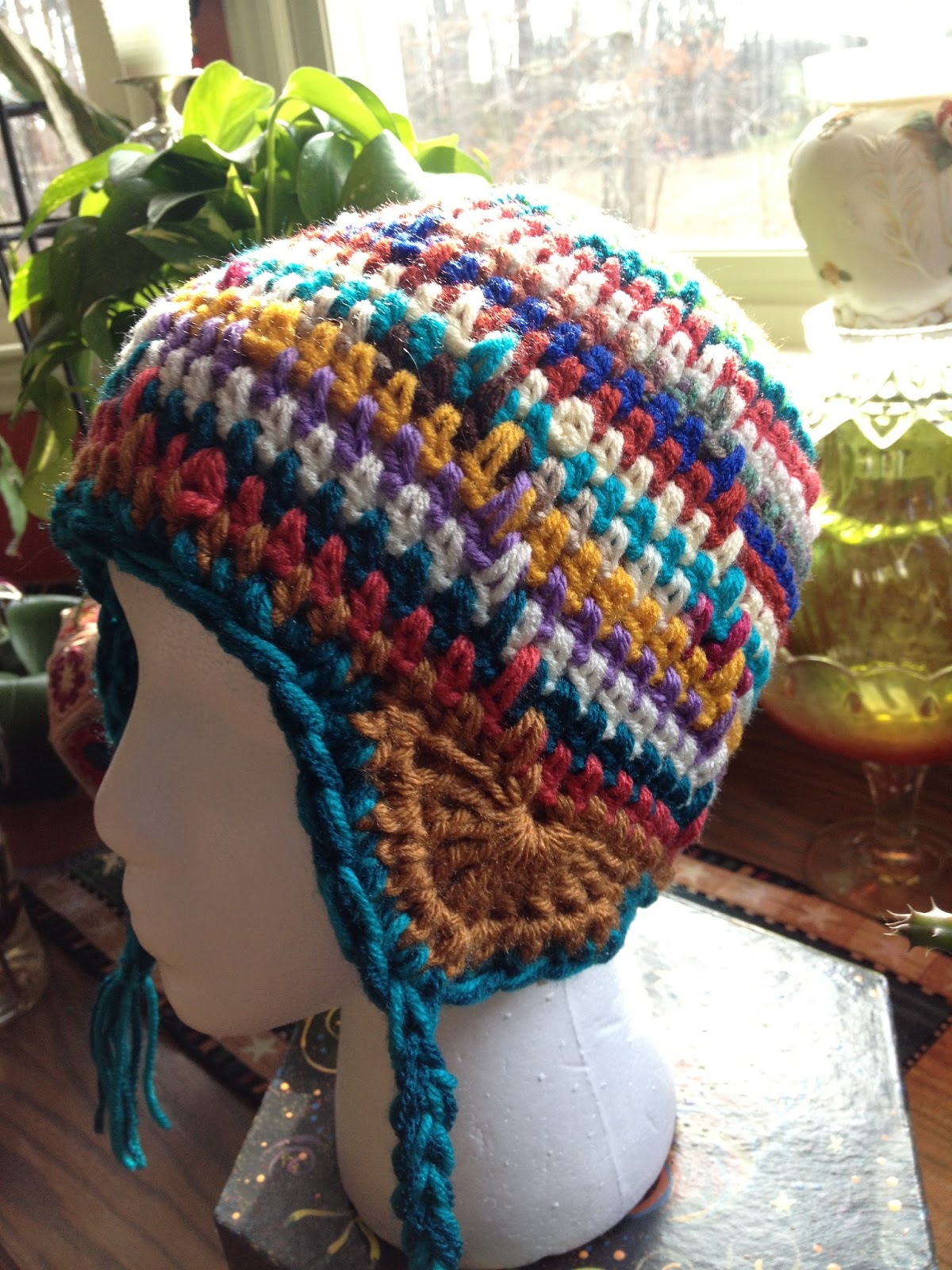 шапочка из остатков пряжи. шапка из остатков пряжи. шапочка из остатков пряжи. цветные вязаные шапки. яркие шапки.