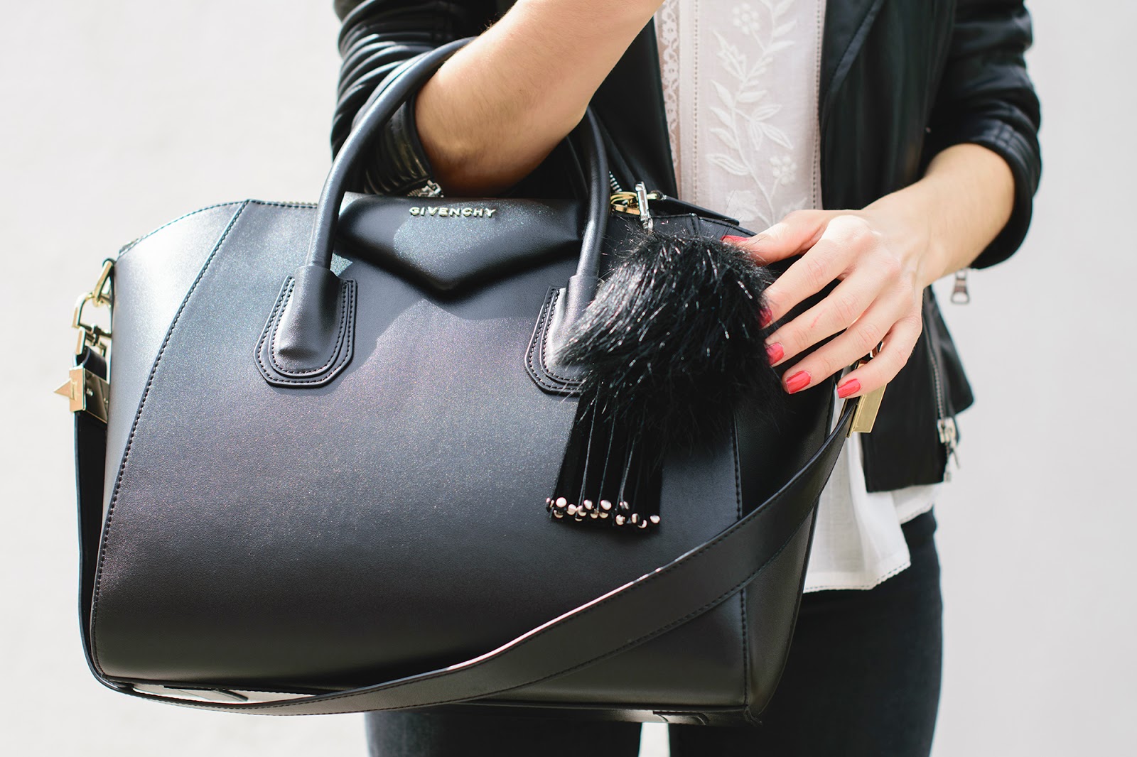 Look de ponteunostacones con biker y sneakers