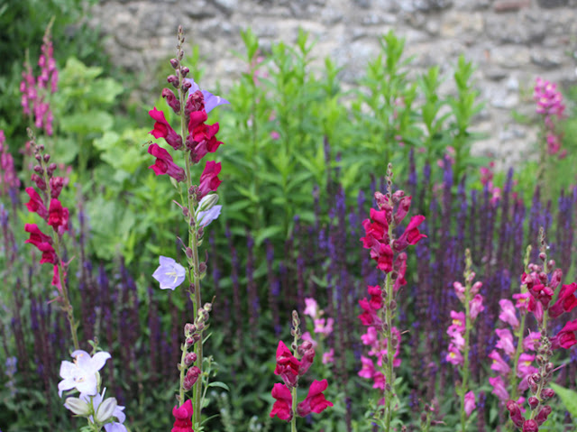 Garten Anders Findlinge Fur Eine Steinmauer Natursteinmauer Und