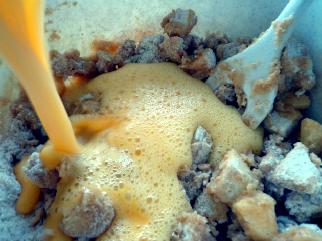 Švedski kolač s jabukama 3 korak pripreme Swedish apple cake. This buttery apple and cinnamon cake is incredibly moist, light and so wonderfully easy to make.