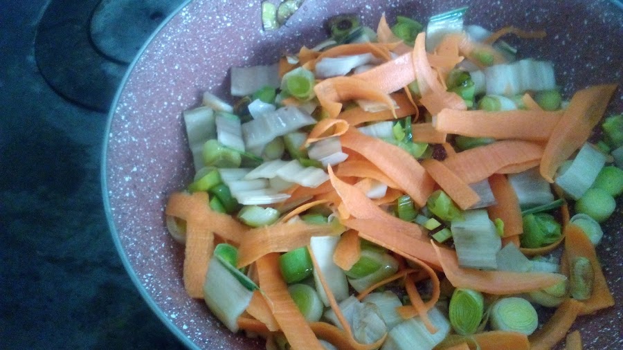 Sofrito para relleno de rollos vegetales: puerros, pencas de las acelgas y zanahoria