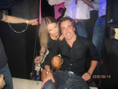 Xenia Tchoumitcheva con Fernando Alonso