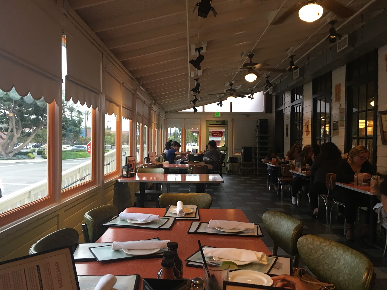 GREAT EATS HAWAII LUCILLE'S SMOKEHOUSE BBQ LONG BEACH, CA