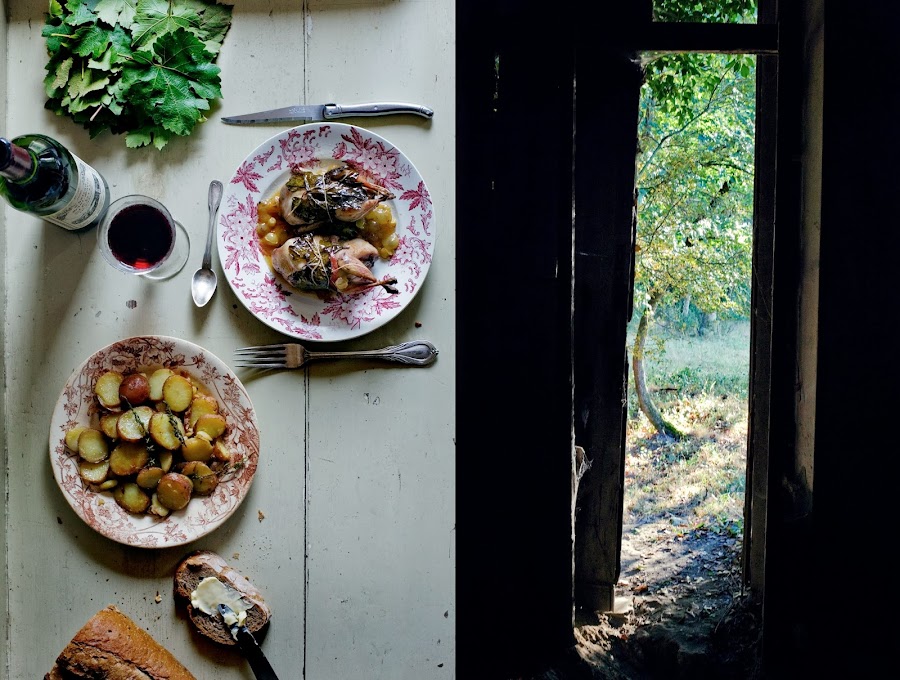 campo y cocina con platos y cubiertos antiguos