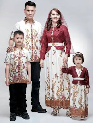 Model baju seragam keluarga untuk lebaran motif batik Model baju seragam keluarga untuk lebaran motif batik