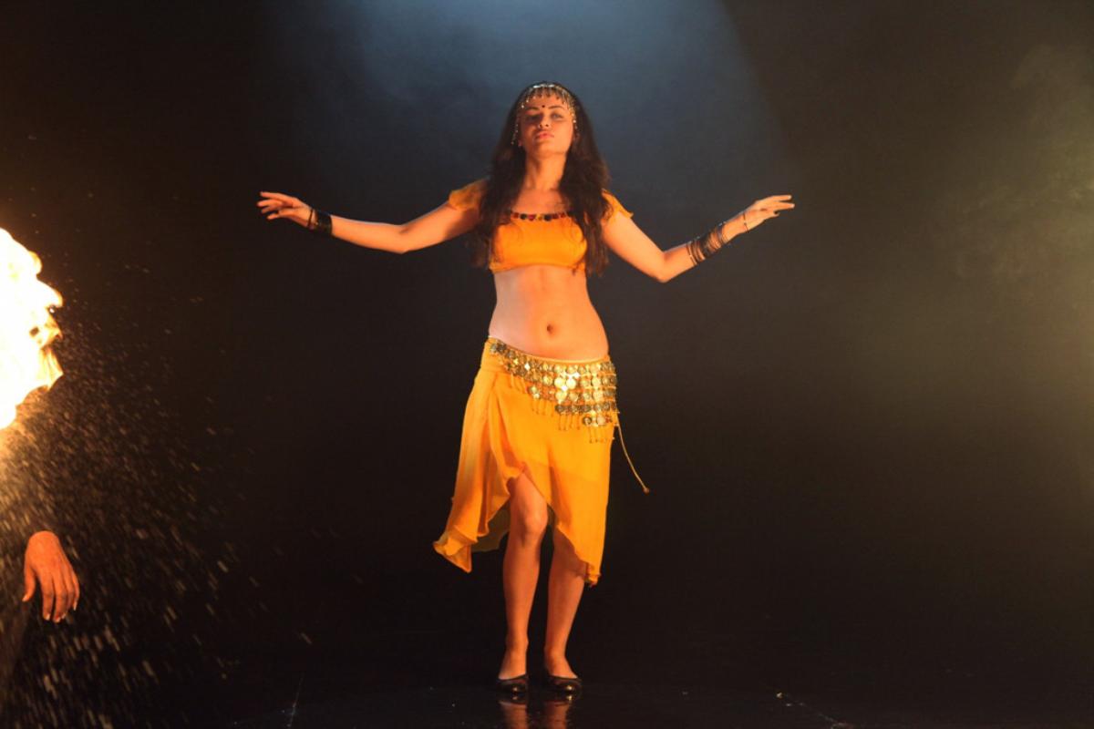 Sneha Ullal item song in Action 3D movie, Sneha Ullal in yellow skirt