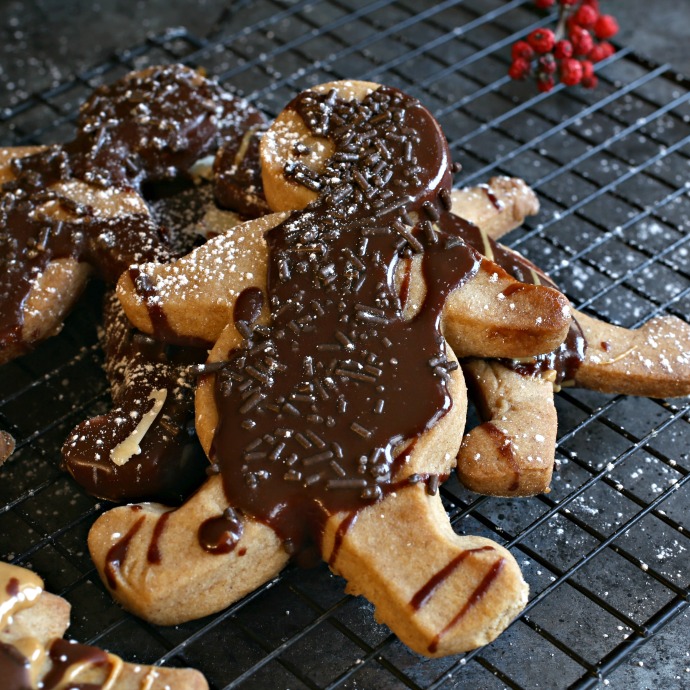Recipe for shortbread cookies flavored with molasses, ginger, cinnamon and brown sugar.