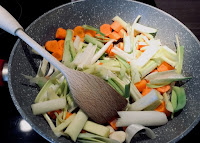 poireaux carottes oignons au wok Alt="tarte salée sans gluten sans lait animal aux légumes d'hiver"