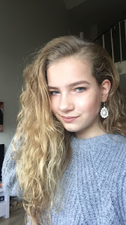 girl statement earrings grey sweater curly hair blogger selfie ootd outfit inspiration