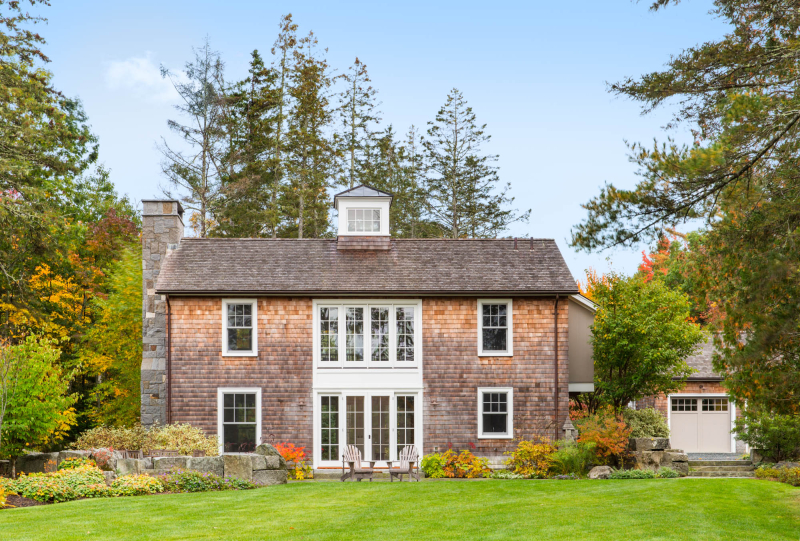 Summer home in Maine by Giannetti Home