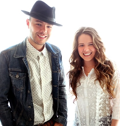 Jesse y Joy Foto de Jesse y Joy mostrando los dientes
